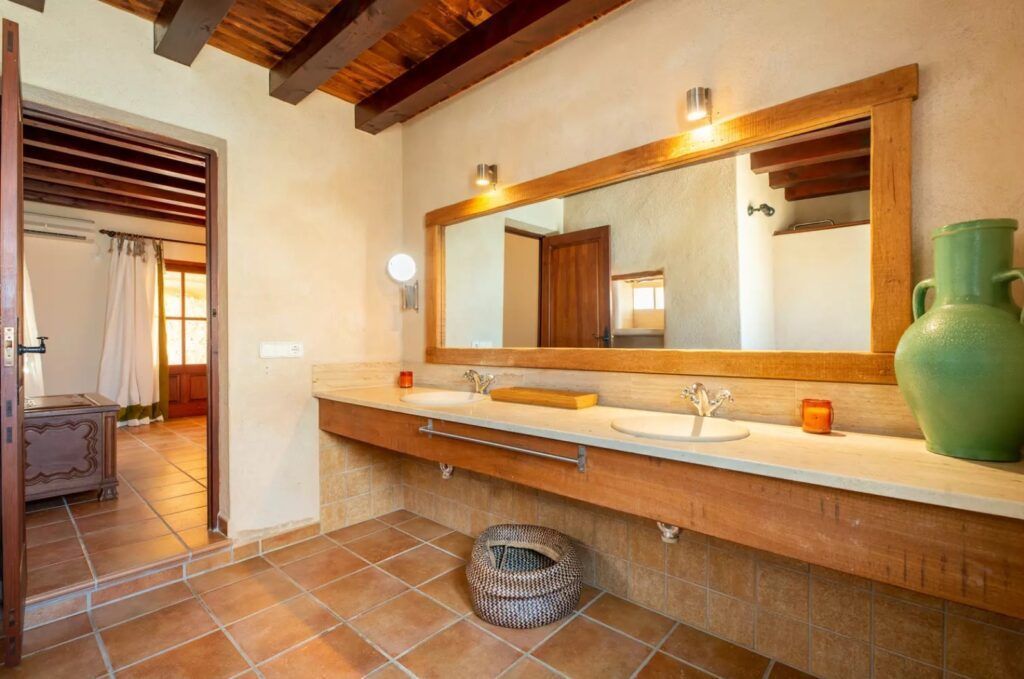 Baño amplio con doble lavabo en la habitación 2 de Sa Païssa den Botja Ibiza