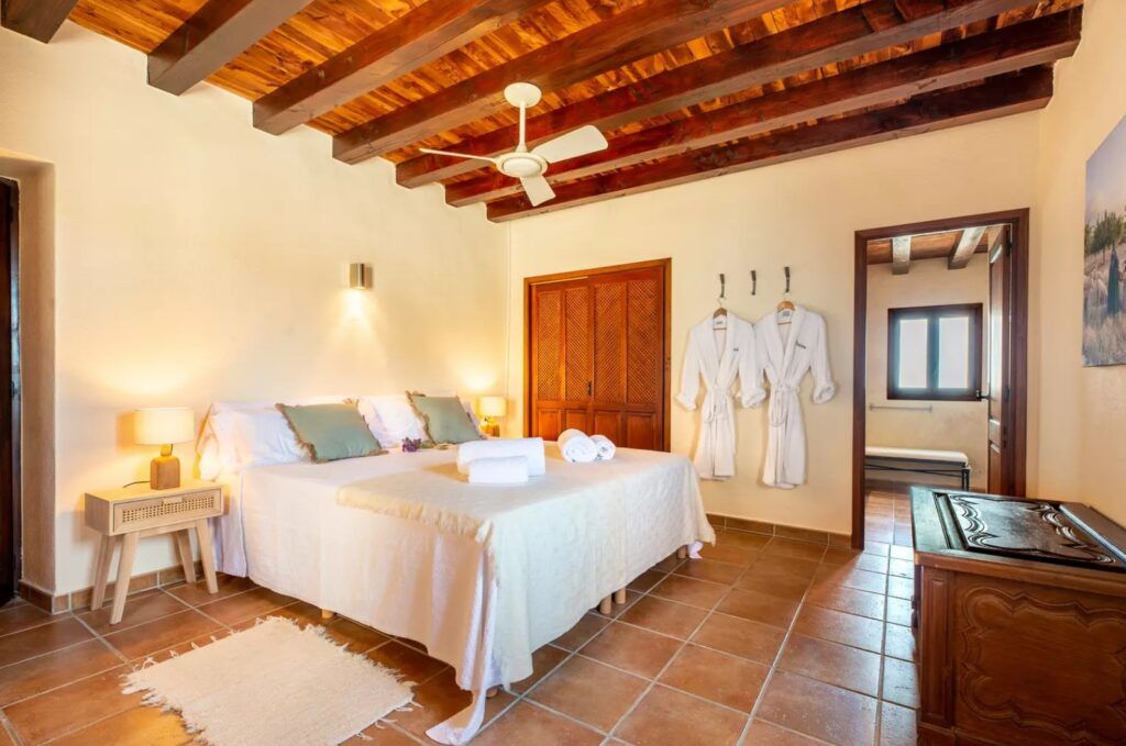 Dormitorio 2 con cama doble y albornoces en Sa Païssa den Botja Ibiza