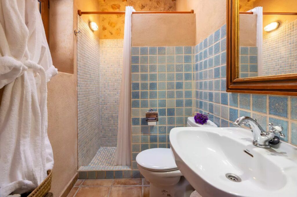 Baño con ducha en casa ibicenca Sa Païssa den Botja Ibiza