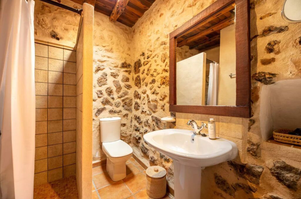 Baño del dormitorio 1 con ducha en Sa Païssa den Botja Ibiza