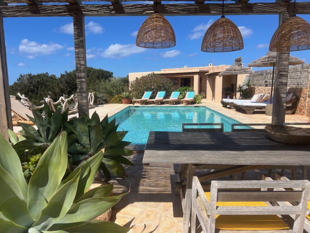 Comedor exterior junto a la piscina y casita anexa en Sa Païssa den Botja Ibiza