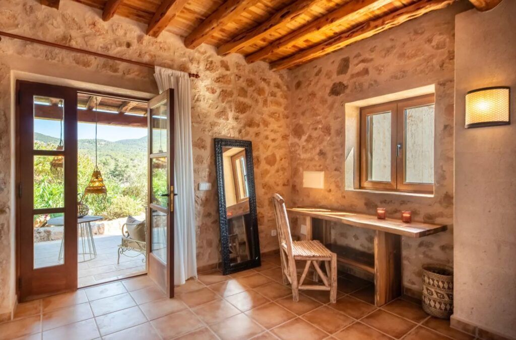 Interior de la casita anexa con salida a terraza en Sa Païssa den Botja Ibiza