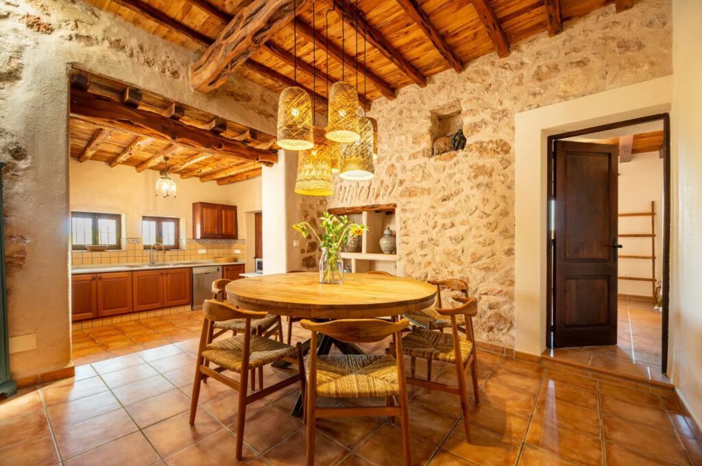 Comedor y cocina de la casa Sa Païssa en Cala Carbó Ibiza