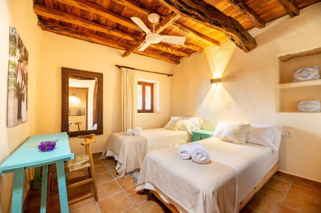 Dormitorio 2 con cama doble y albornoces en Sa Païssa den Botja Ibiza
