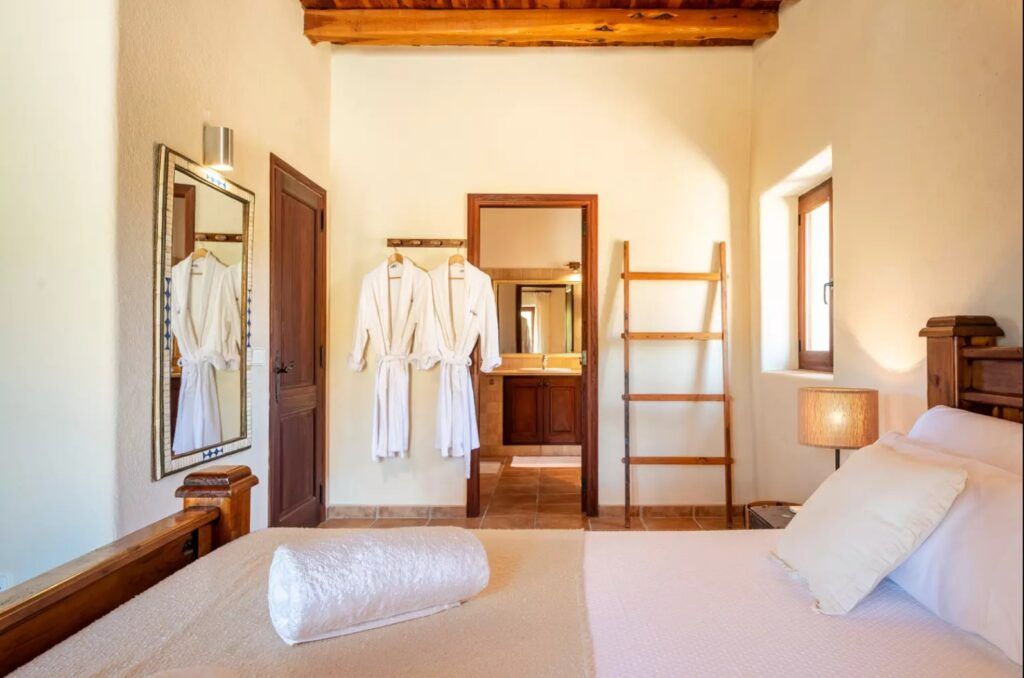 Habitación 3B con albornoces y entrada al baño en Sa Païssa den Botja Ibiza