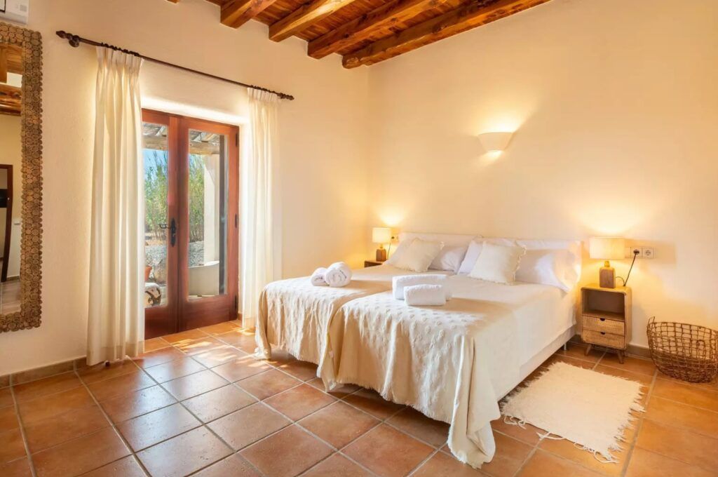 Habitación 4A con dos camas individuales y acceso a terraza en Sa Païssa den Botja Ibiza