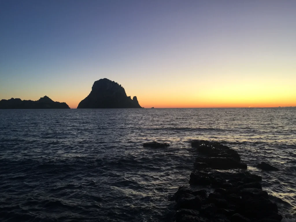 Puesta de sol sobre el mar con Es Vedrà visto desde Cala D'Hort