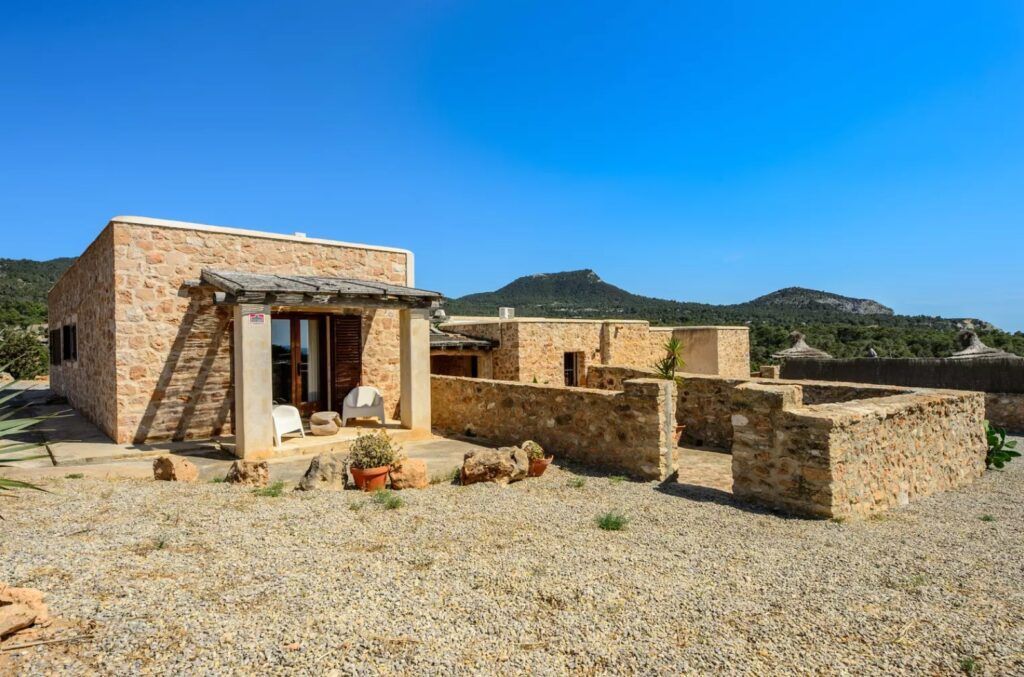 Patio exterior junto a la terraza de habitación en Sa Païssa den Botja Ibiza
