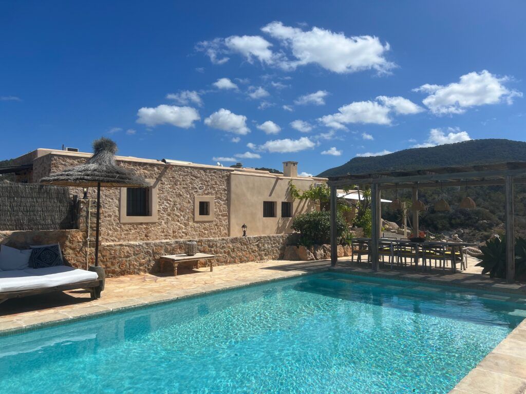Casa principal de Sa Païssa con piscina y comedor exterior en Cala Carbó Ibiza