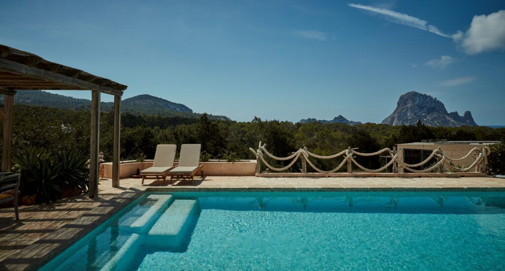 Piscina privada de Sa Païssa con vistas a Es Vedrà en Cala Carbó Ibiza