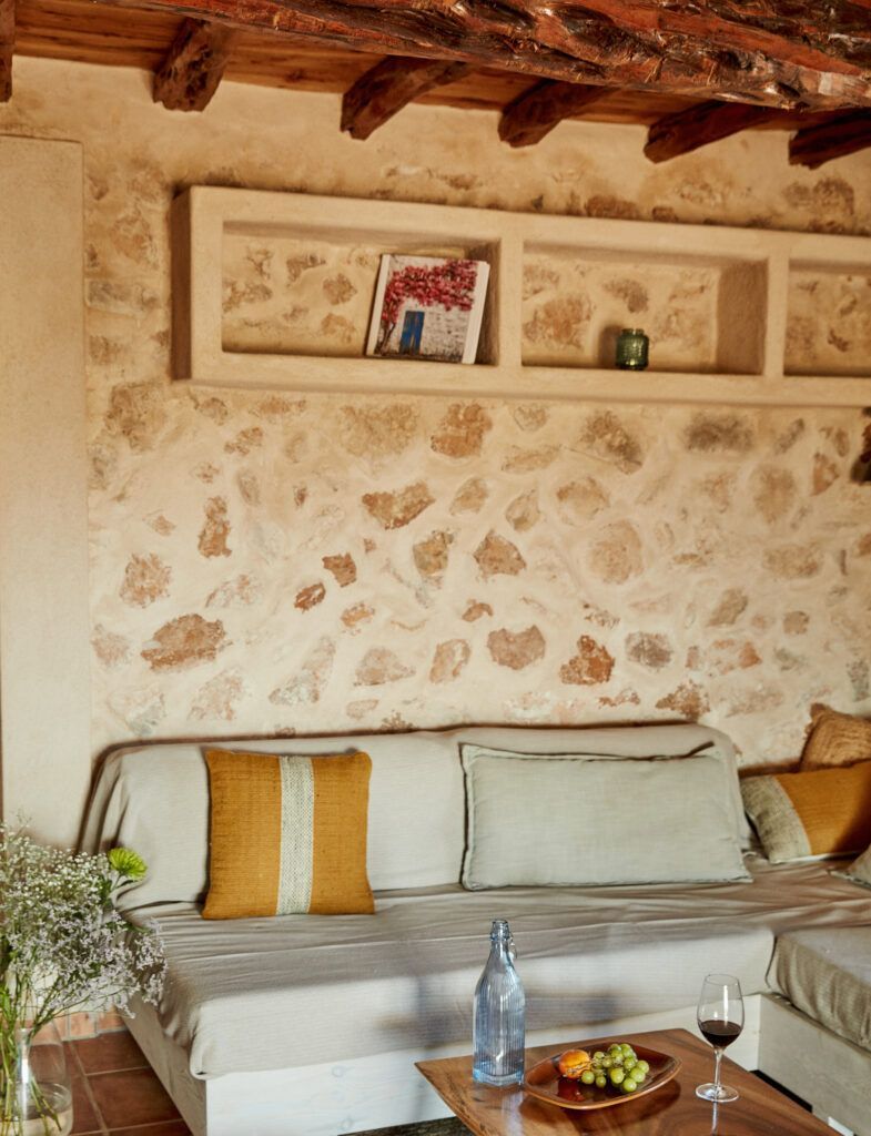 Cama con ventana abierta y vistas a Es Vedrà en Sa Païssa den Botja Ibiza