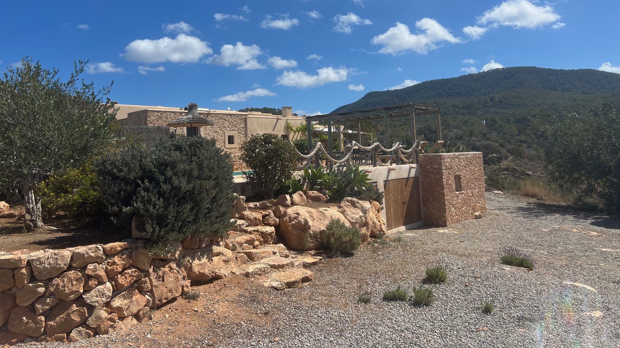 Exterior de la casa Sa Païssa con camino de piedra en Cala Carbó Ibiza