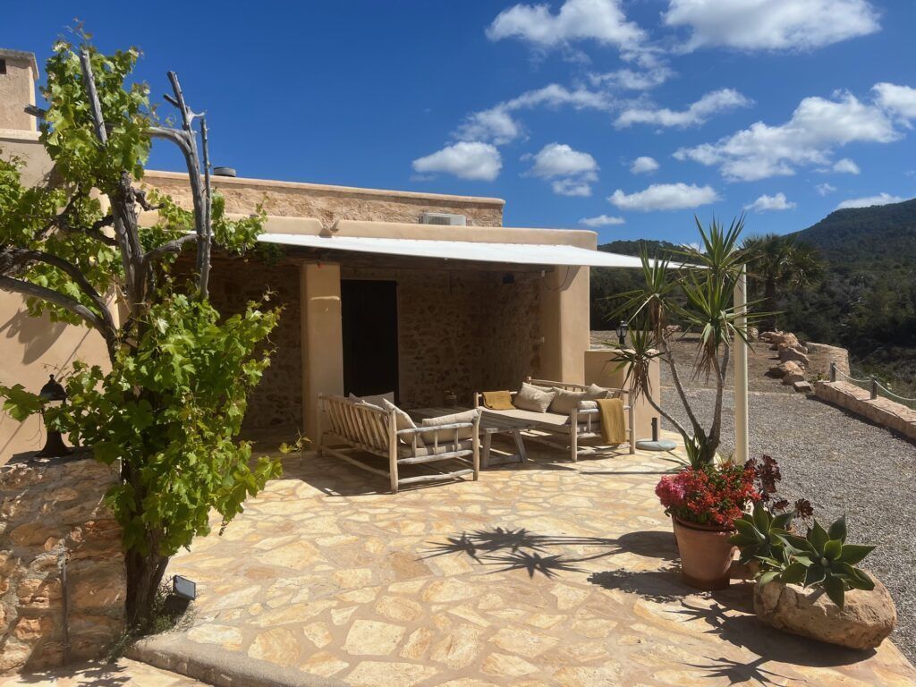 Terraza en la entrada de la casa ibicenca Sa Païssa en Cala Carbó