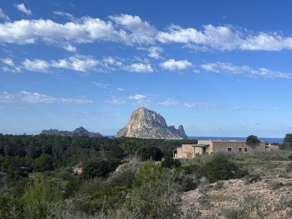 Casa Sa Païssa rodeada de naturaleza con vistas a Es Vedrà en Cala Carbó Ibiza