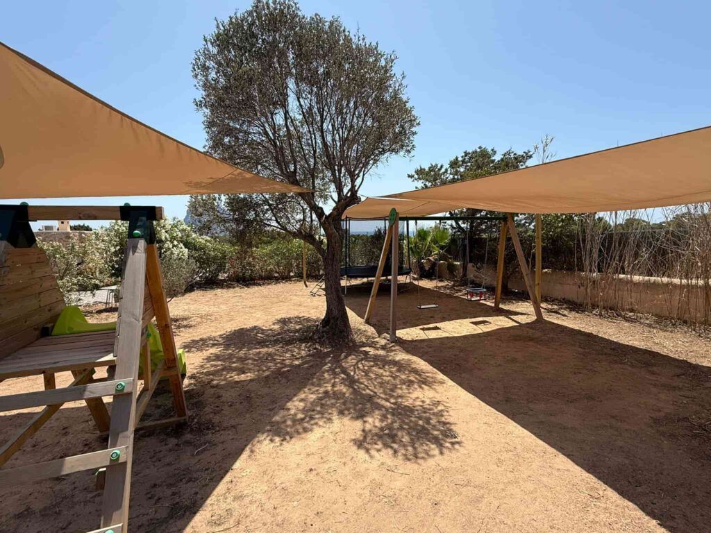 Parque infantil privado con toldos en Sa Païssa den Botja